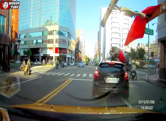 Video :A guy in a wheelchair is unintentionally killed by a mixer truck